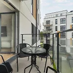 Beige In With Parking And Air Conditioned Living By Renters Διαμέρισμα Πόζναν