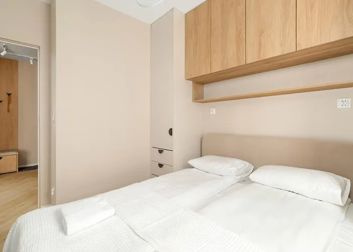 Apartamento Beige In With Parking And Air Conditioned Living By Renters Poznań